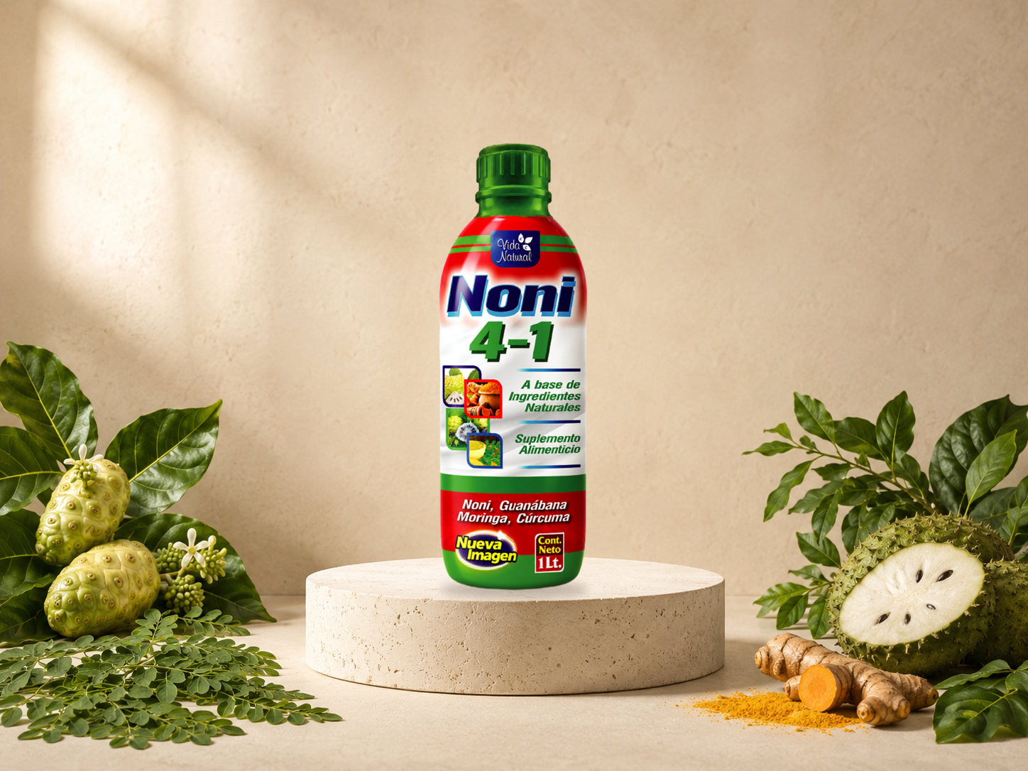 Noni 4-1 Vida Natural colocado sobre un pedestal circular de piedra
